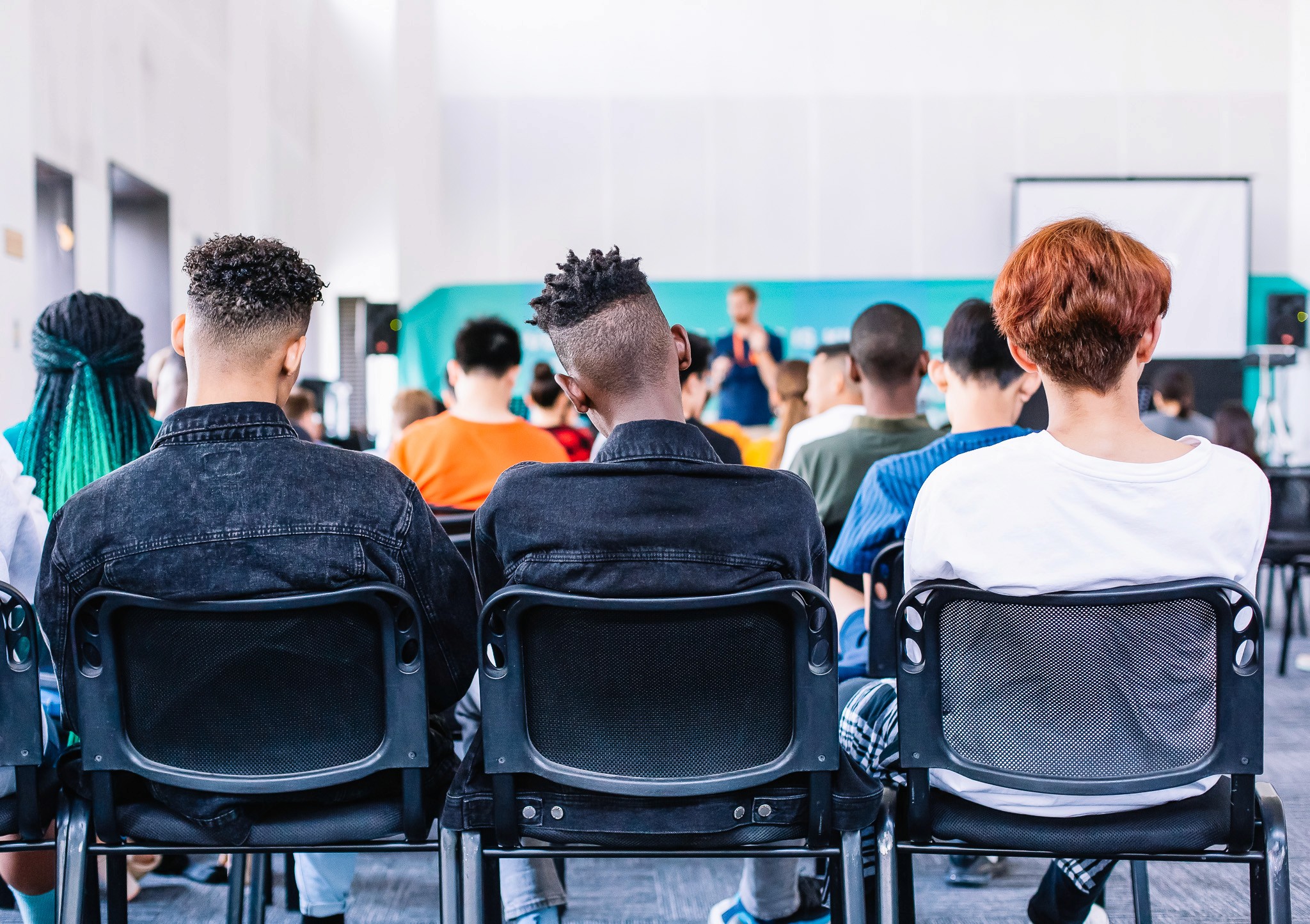 leerlingen in de klas met de rug naar je toe
