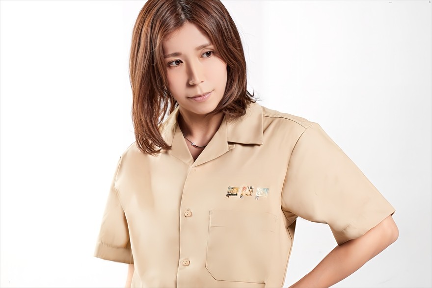 開襟シャツ着用社員