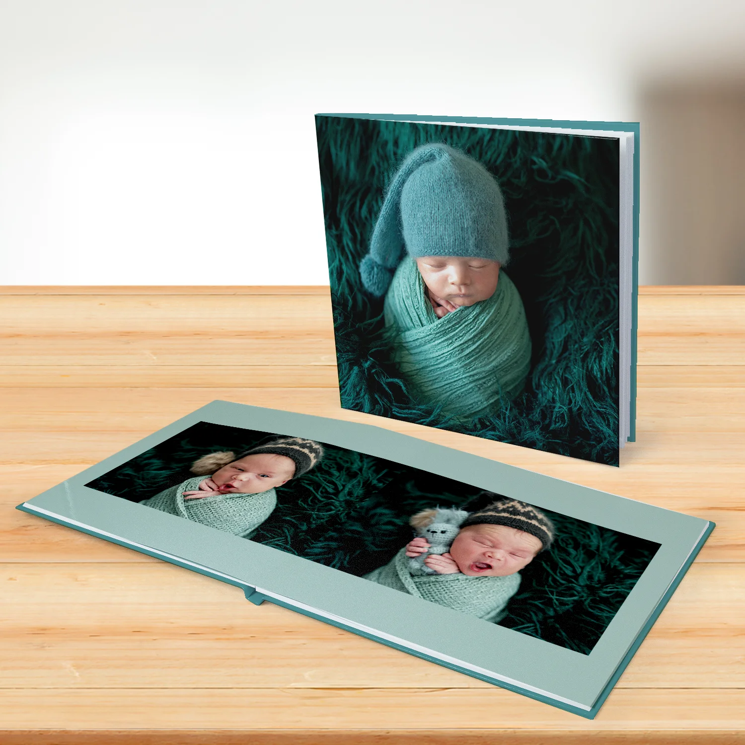 Fotolivro de capa dura no tamanho 15x21cm aberto e fechado em loop.