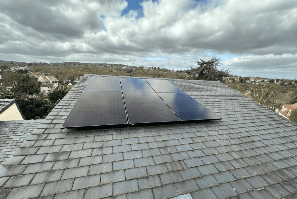Photo d'un toit d’une maison à Marly-le-Roi équipée de panneaux photovoltaïques dont l'installation a été faite par Solarock.
