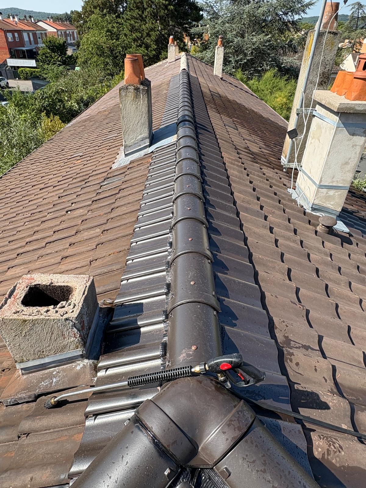 Inspection détaillée des joints d'étanchéité d'une toiture en ardoise messine