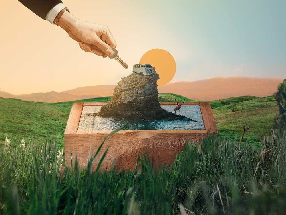 Este collage con escena surrealista con mano sosteniendo llave, furgoneta VW sobre roca, ciervo al fondo representa los servicios de producción de eventos de thankium