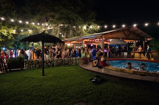 Universitarios en una piscina de un evento privado en Barcelona