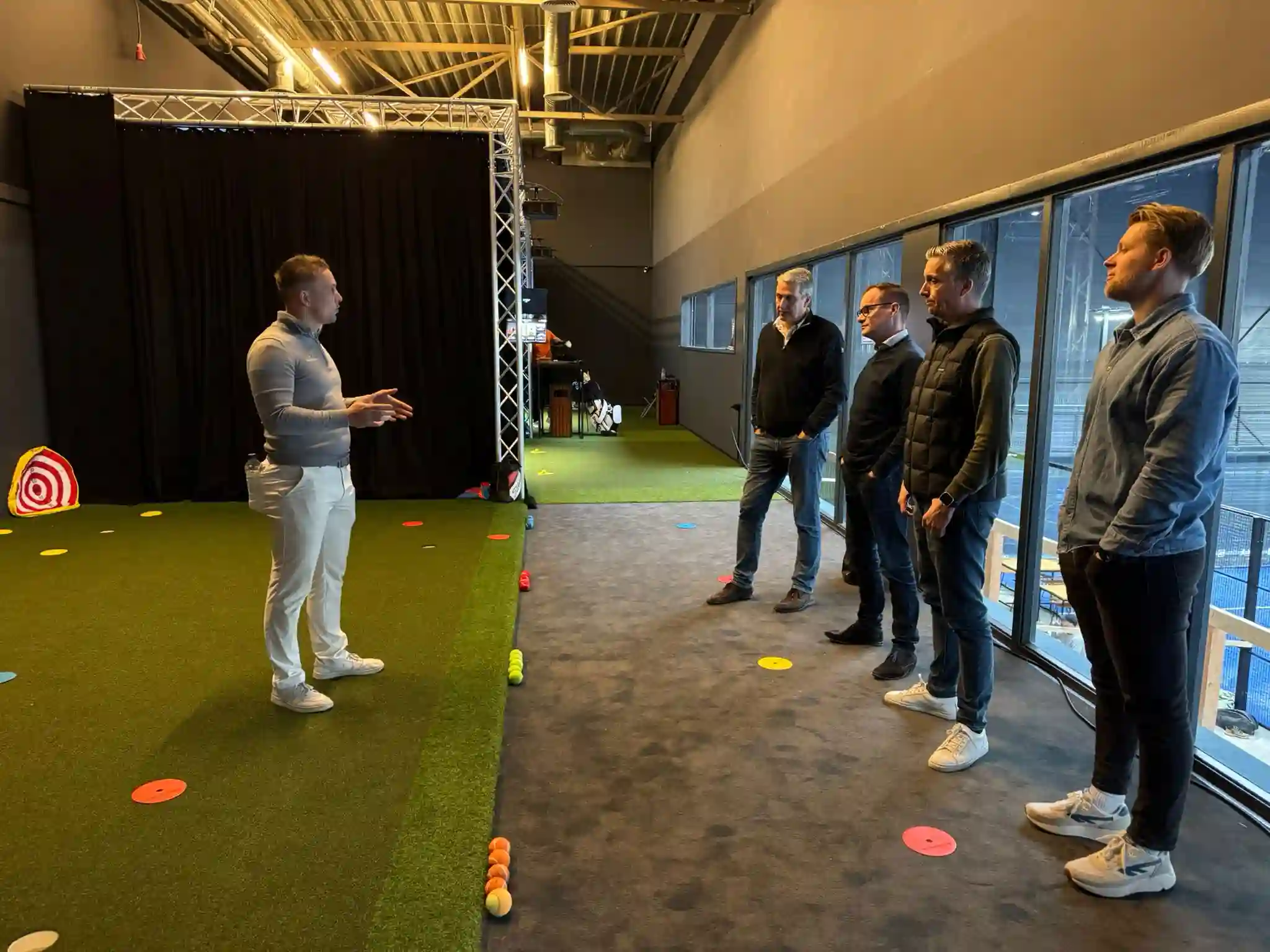 indoor-minigolf-teambuilding-bedrijfsuitje-plaza-padel-amsterdam