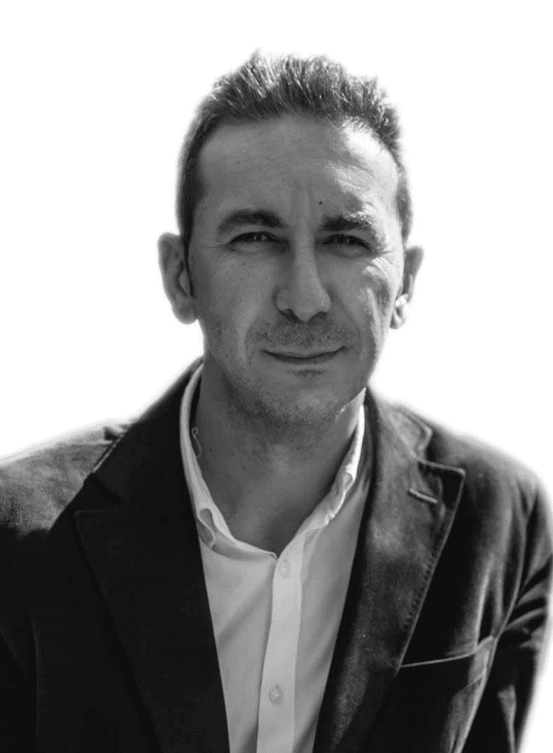 Retrato en blanco y negro de hombre con pelo corto negro y traje