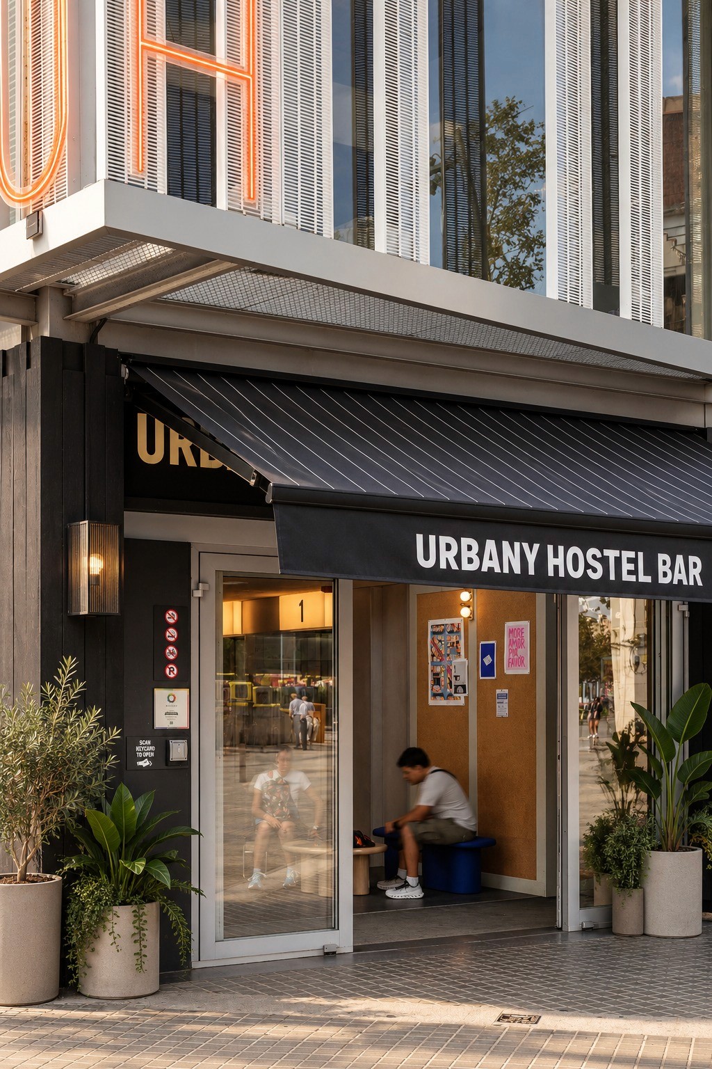 Acceso al hostel Urbany Barcelona con toldo iluminado con led