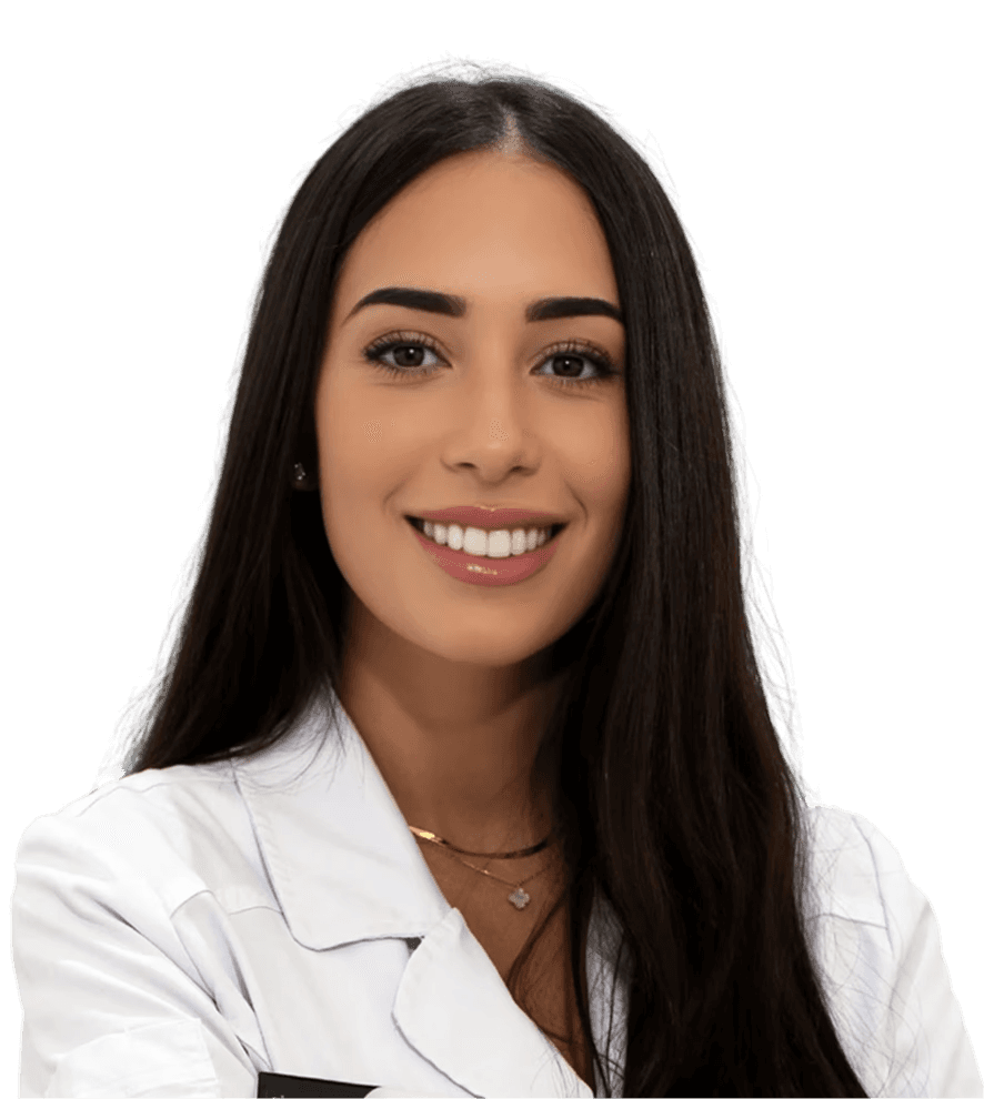 لقطة لدكتور أسنان ياسمين قاسم مُبتسمة في مركز انفزلاين الطبي في دبي.