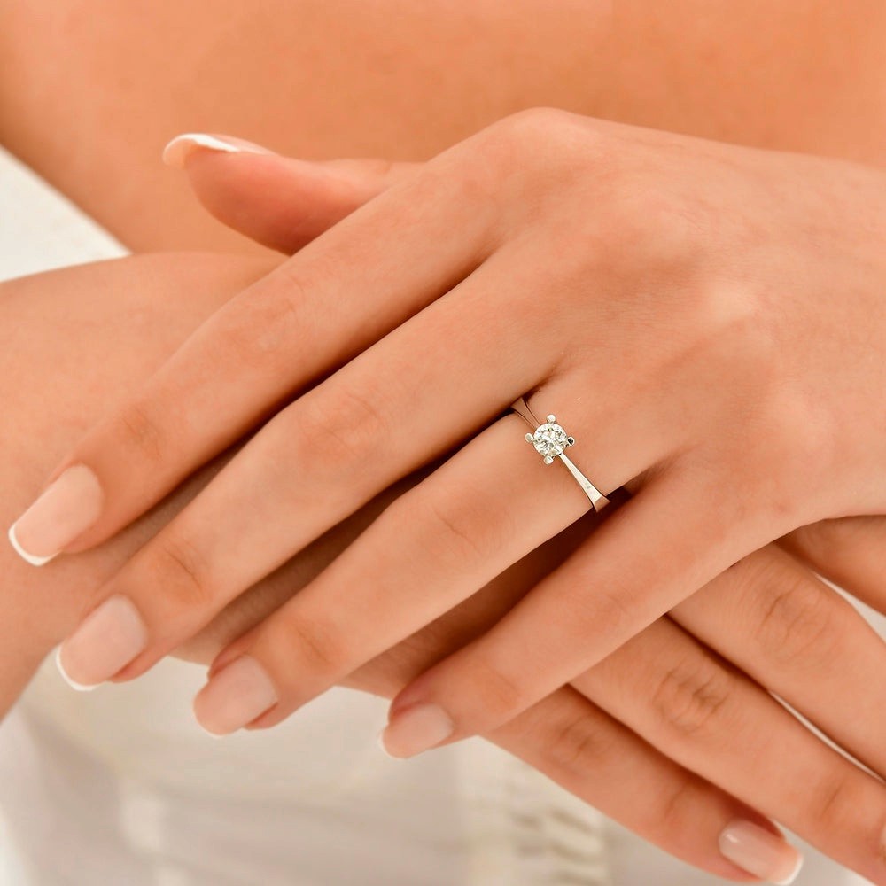 Elegant 0.10 Carat Diamond Solitaire Ring in 14K White Gold