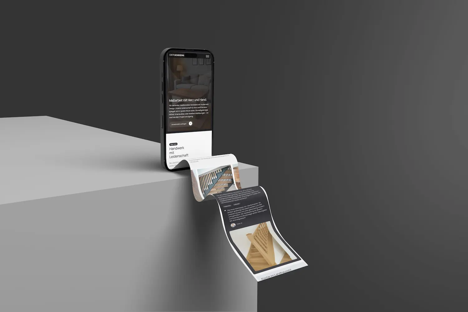 Mockup eines Smartphones mit einer geöffneten Website, aus der der Bildschirminhalt wie ein Papierstreifen herausfließt. Darstellung der Website ‚DerSchreiner‘ auf einem iPhone, modernes 3D-Design mit Betonfläche und dunklem Hintergrund.