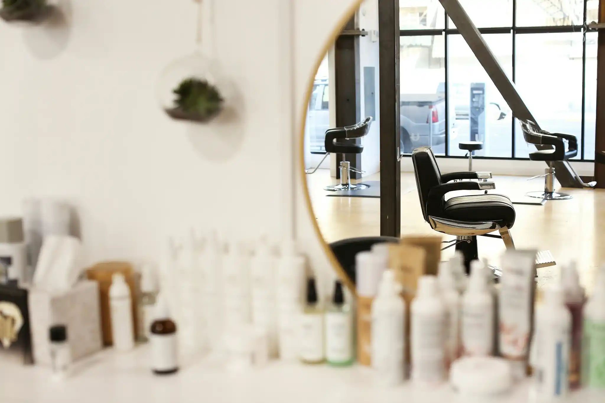 Intérieur d'un salon de coiffure équipé et prêt à accueillir ses clients.