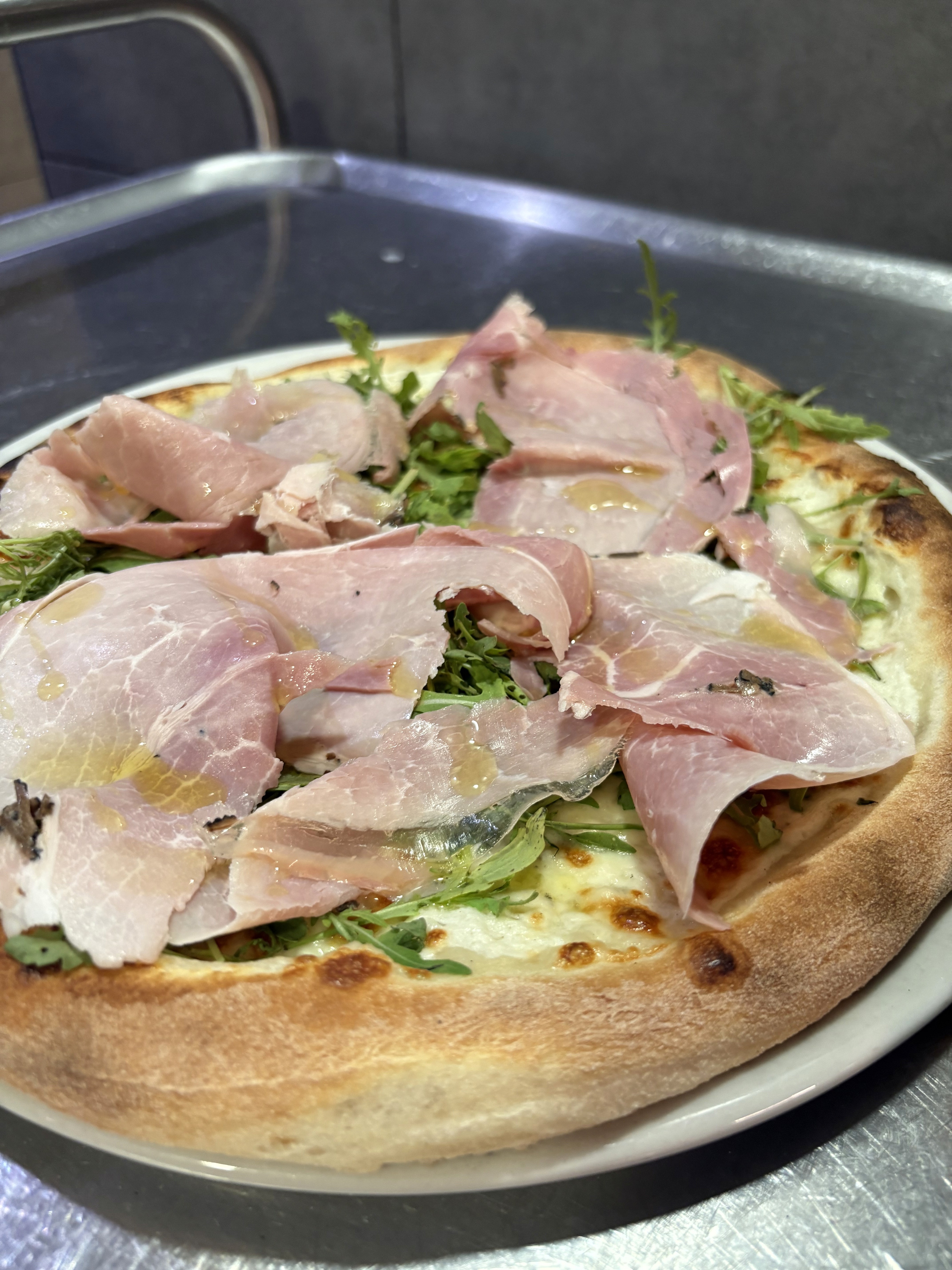 Pizza truffée à la crème et gorgonzola