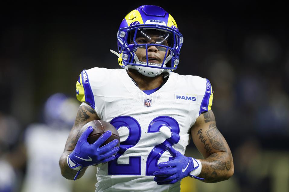 2 Players playing football