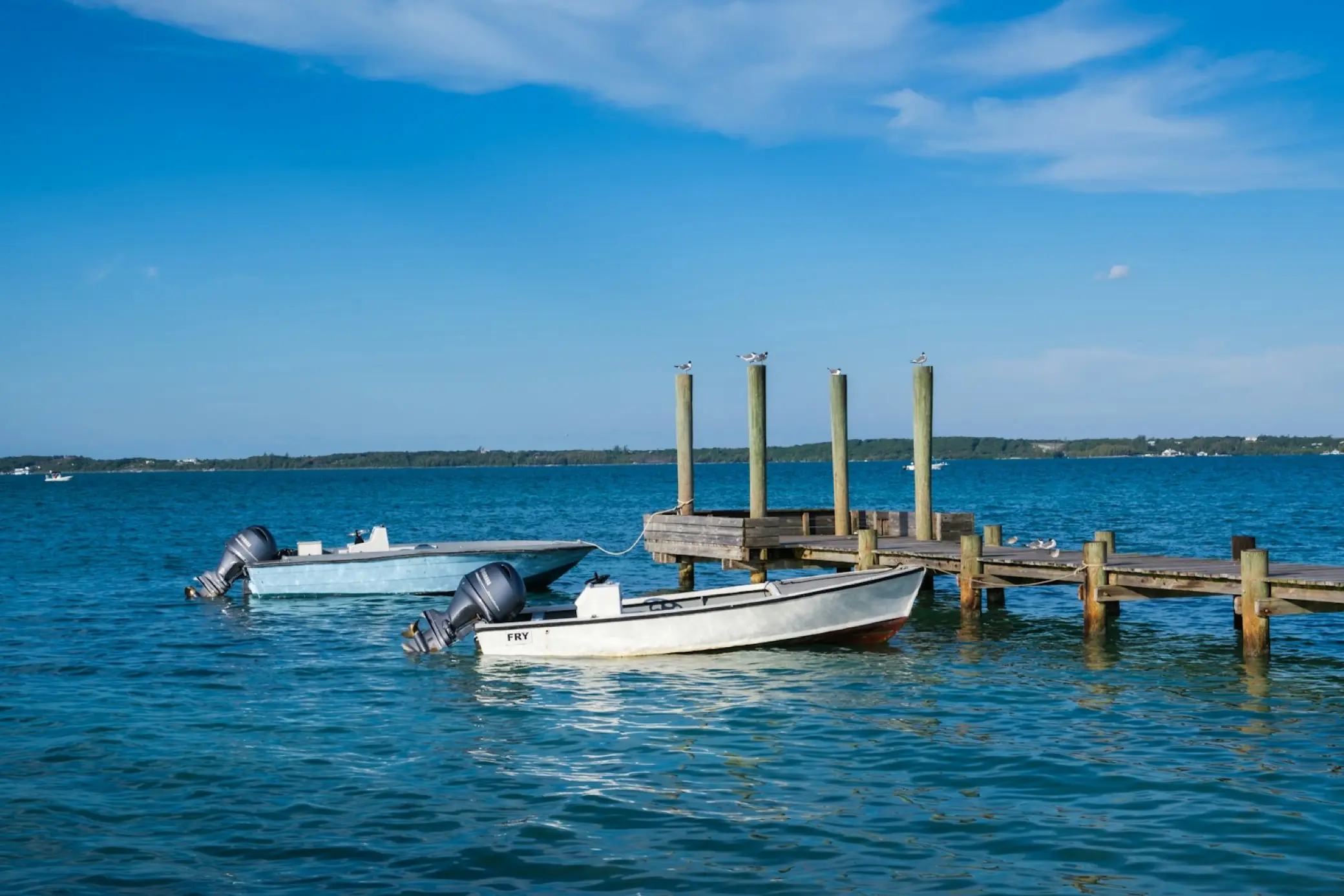 Petits bateaux dans une eau claire des Bahamas, près d’un village insulaire