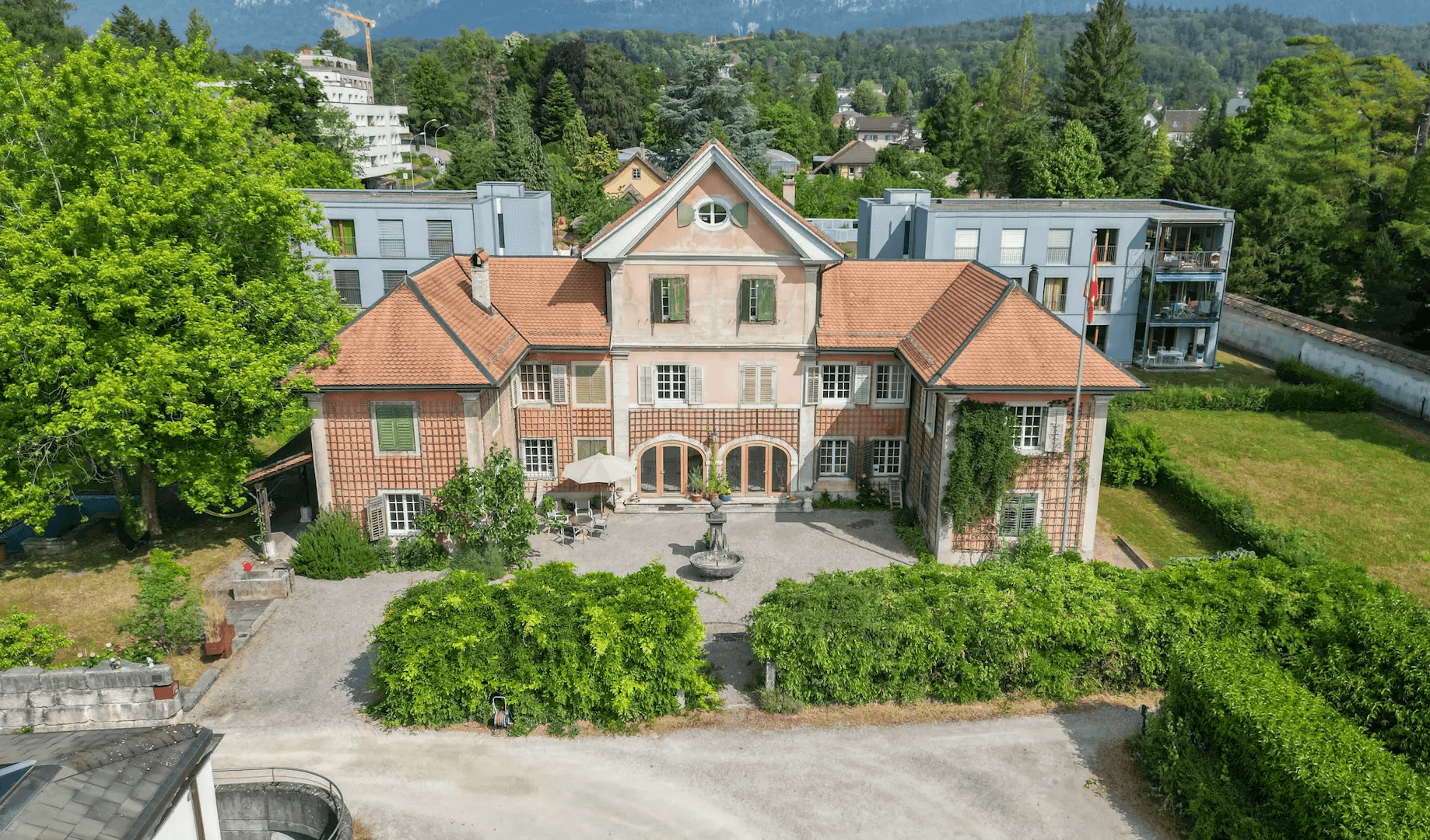 „Historisches Herrenhaus Villa Güetli in Solothurn mit Gartenanlage aus erhöhter Perspektive