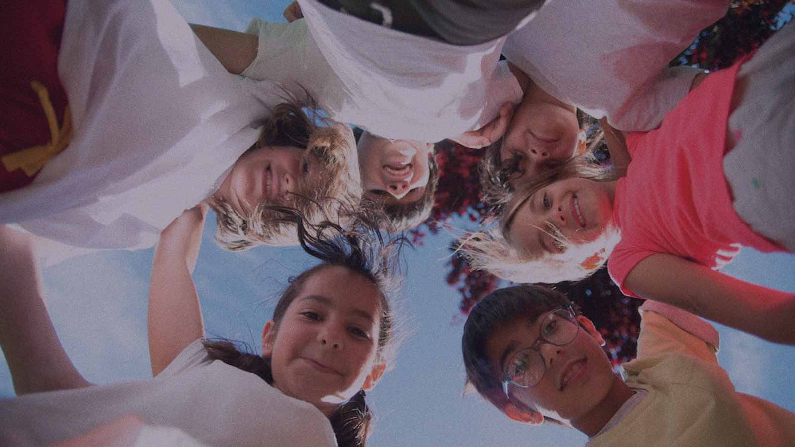 Foto de un grupo de niños posando para una foto, en la columna "El primo en extinción" de IdePaís. 