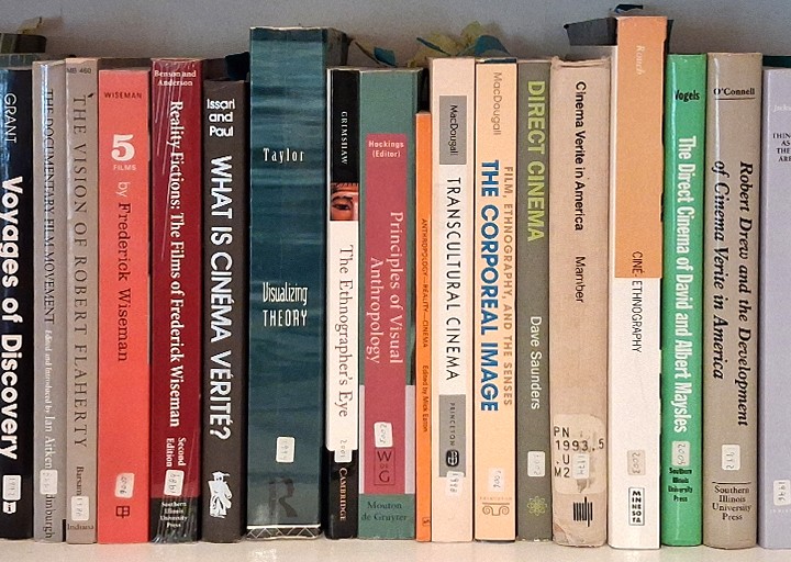 Ράφι γεμάτο βιβλία για κινηματογράφο και θεωρία ντοκιμαντέρ, με τίτλους όπως Direct Cinema και What is Cinema Verité?.