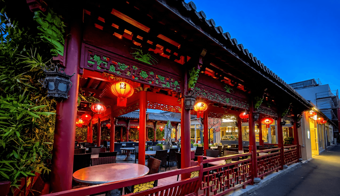Ambiente eines asiatischen Restaurants mit Laternen