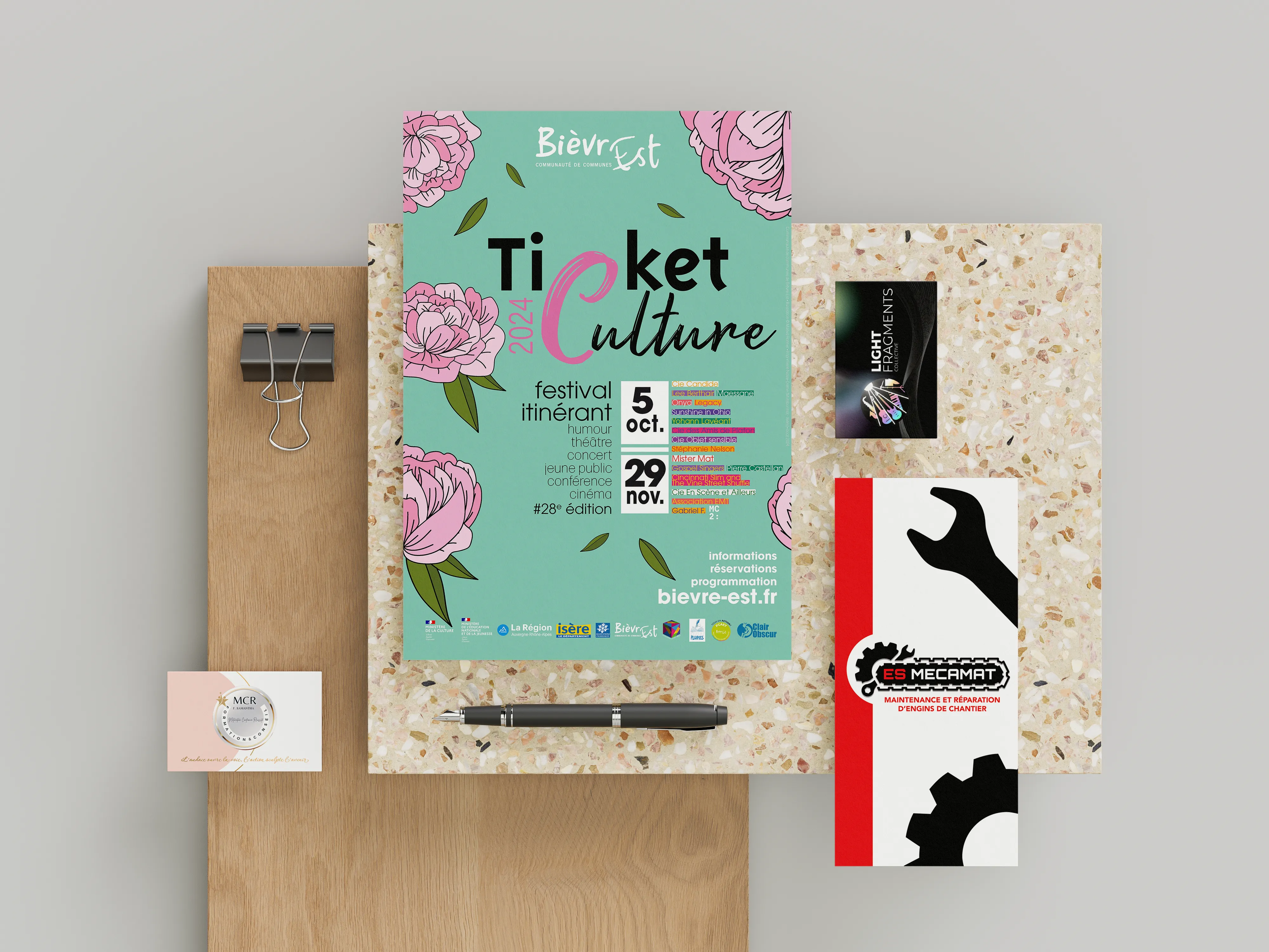 Mockup de différents supports de communication print, dont une brochure, une affiche et deux cartes de visite.