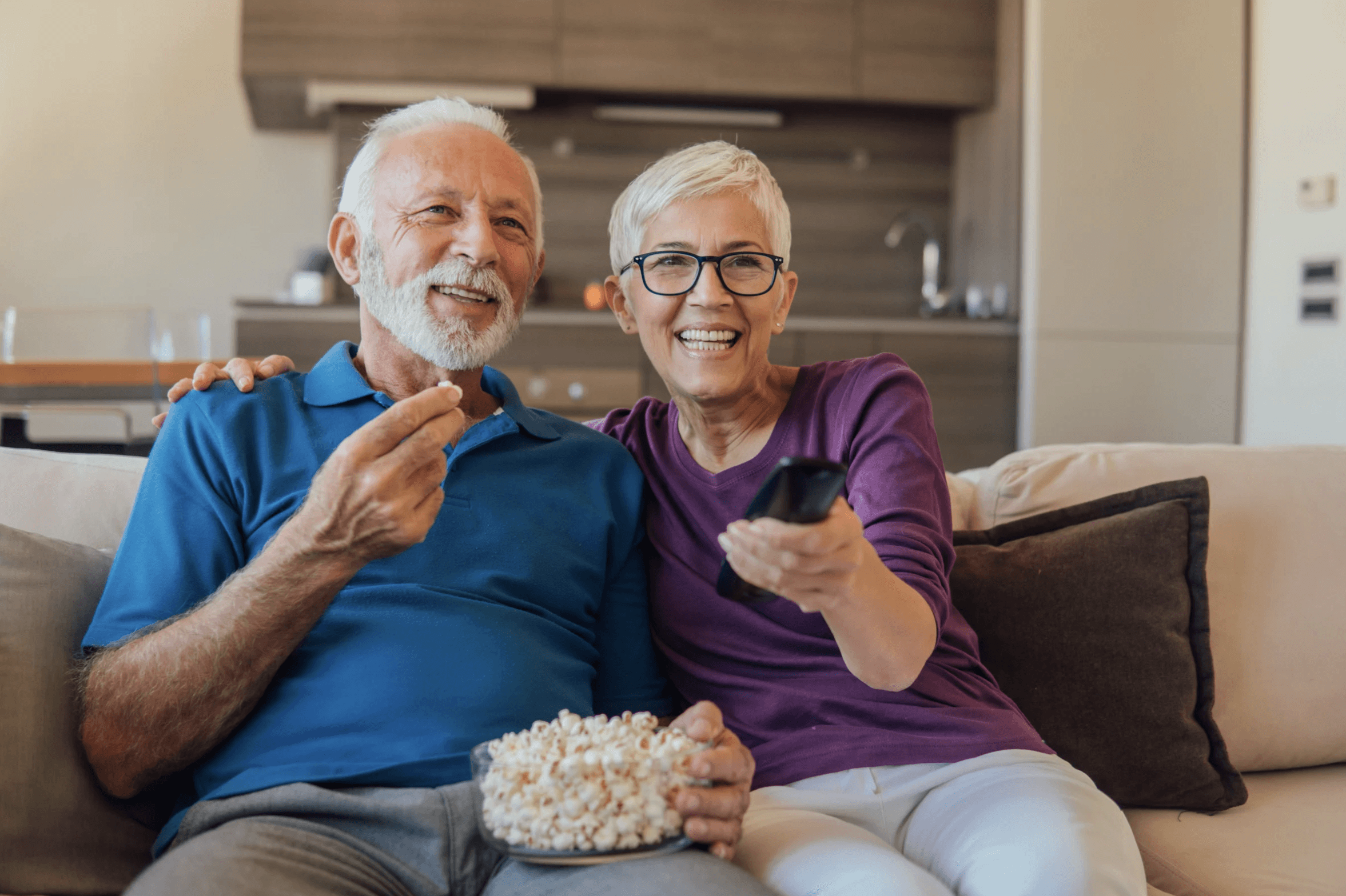 Découvrez le Phonak TV Connector, l’accessoire pour appareil auditif Phonak qui transmet le son de votre télévision directement dans vos aides auditives, en haute qualité sonore.