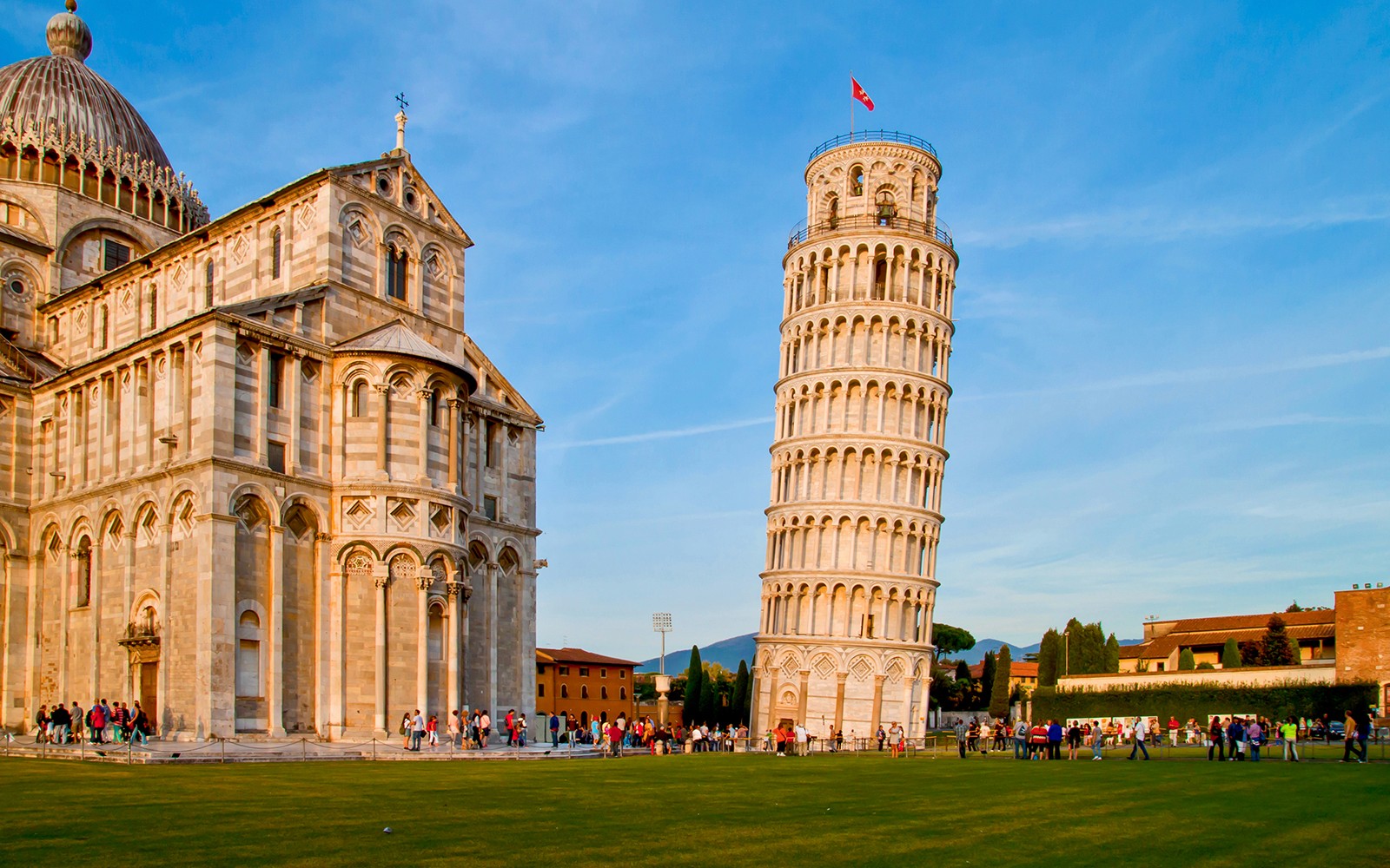 イタリアのピサ、ミラコレ広場のピサの斜塔とピサ大聖堂。