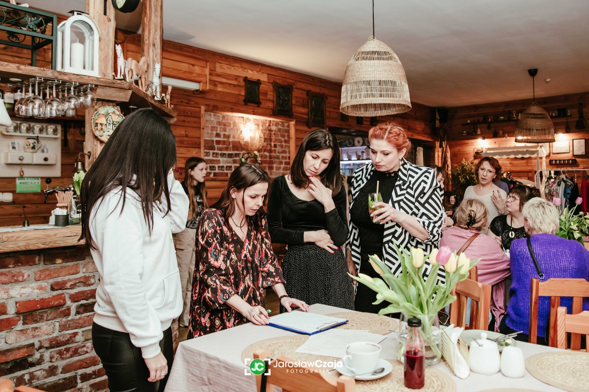 Rozmowa przy stole podczas warsztatów