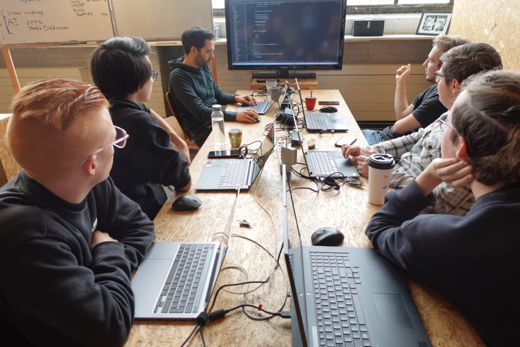 Aantal mensen kijkend naar een computer scherm