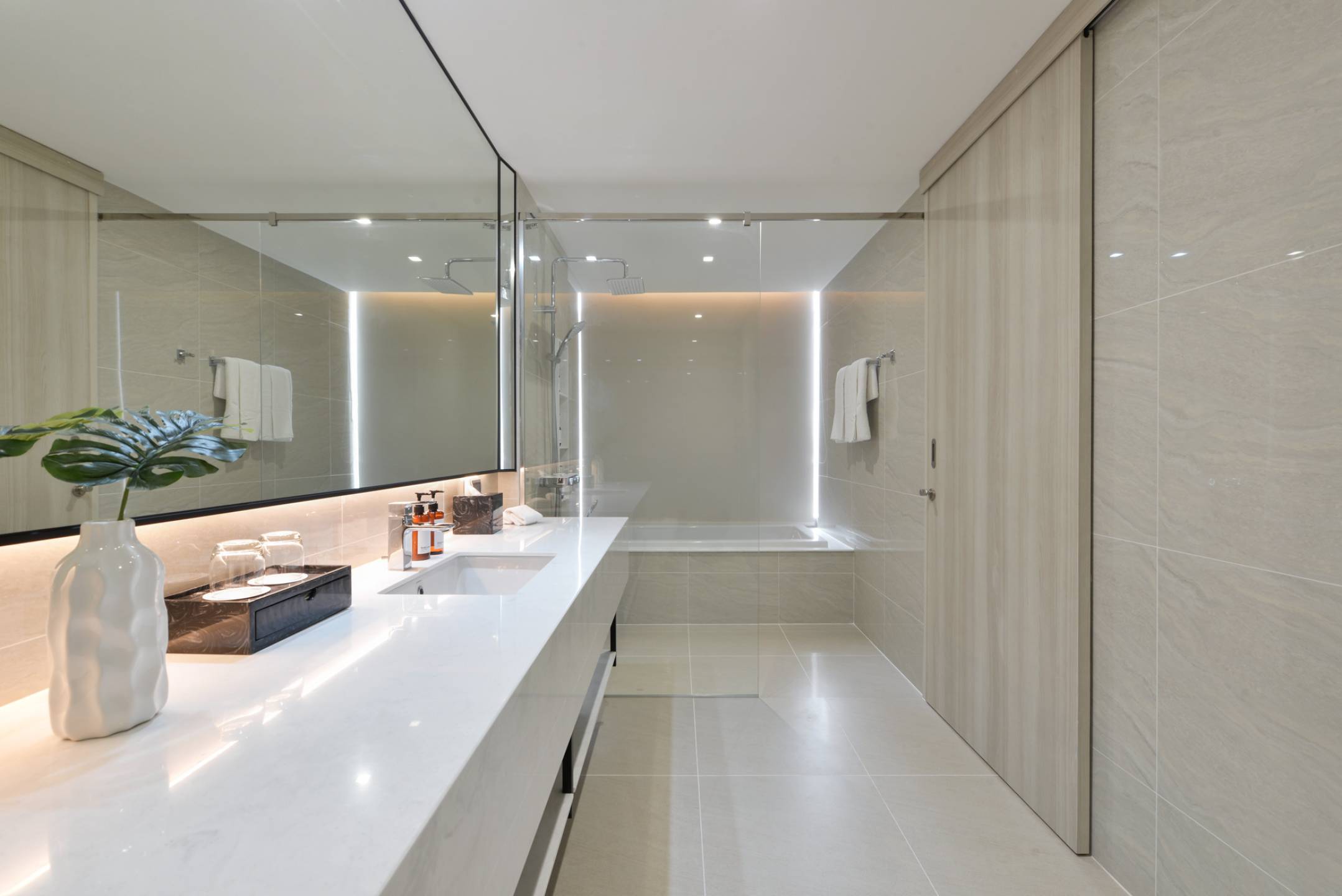 SCOPE Langsuan Luxury 2 Bedroom Pet-Friendly Condo 5