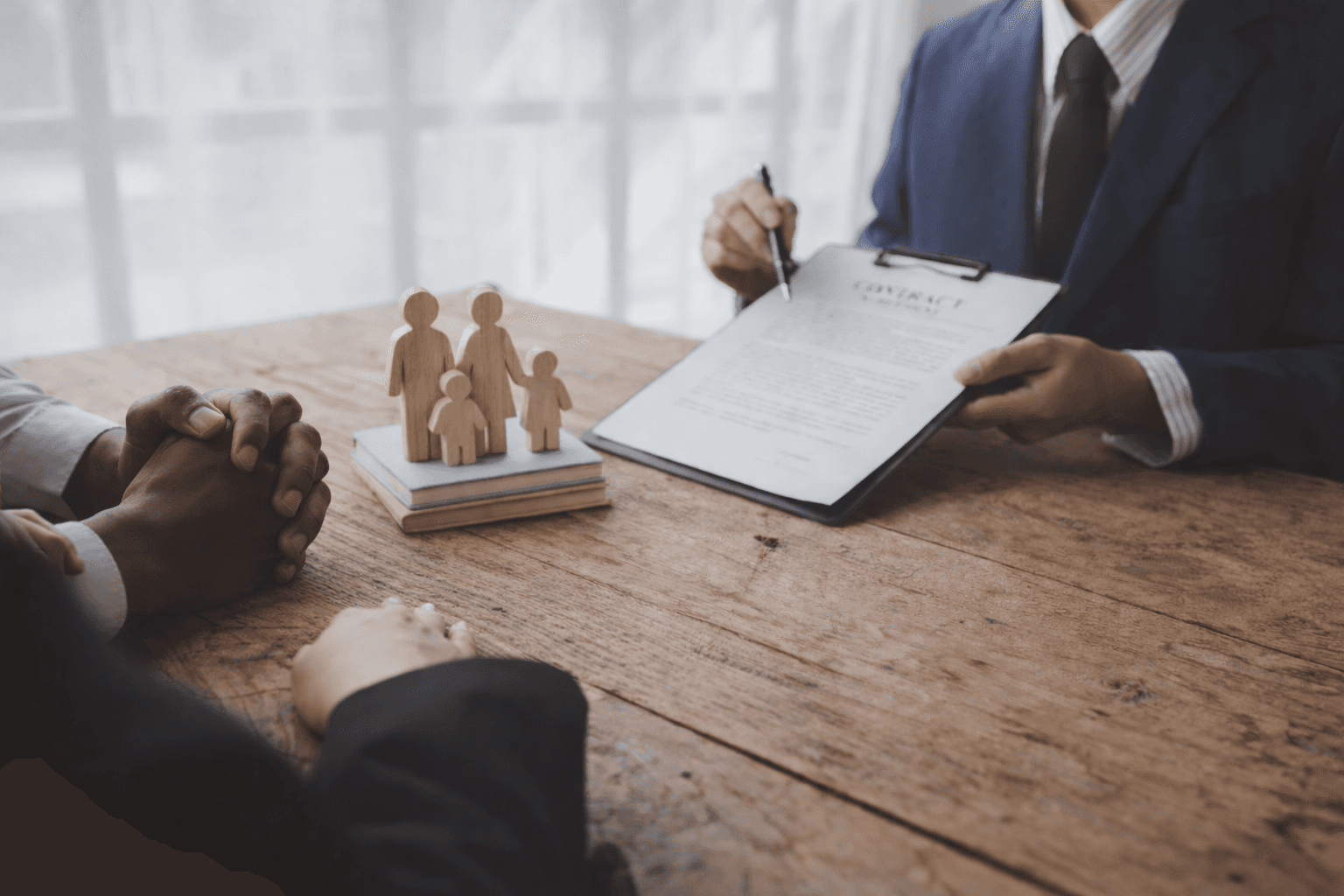 Eltern gucken sich Anträge an