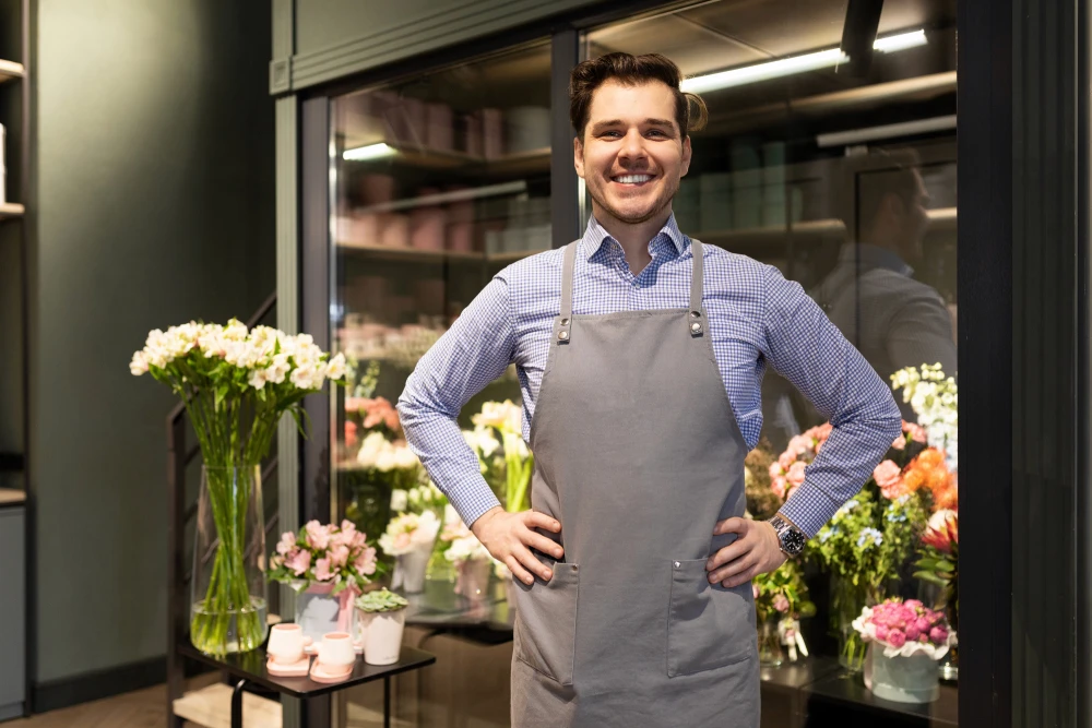 Vrolijke medewerker in bloemenwinkel