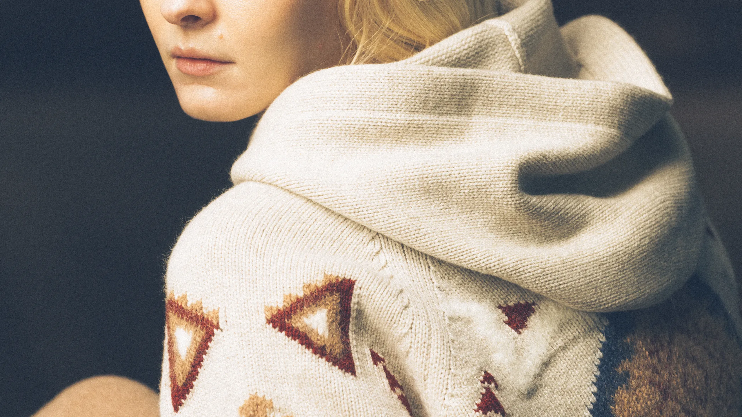 Close-up of knitted hoodie in ivory cashmere with geometric intarsia pattern – Annapurna