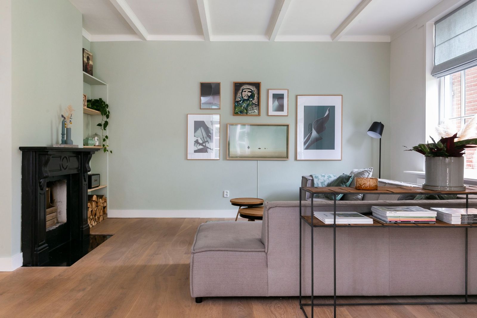 zithoek met open haard en gallery wall