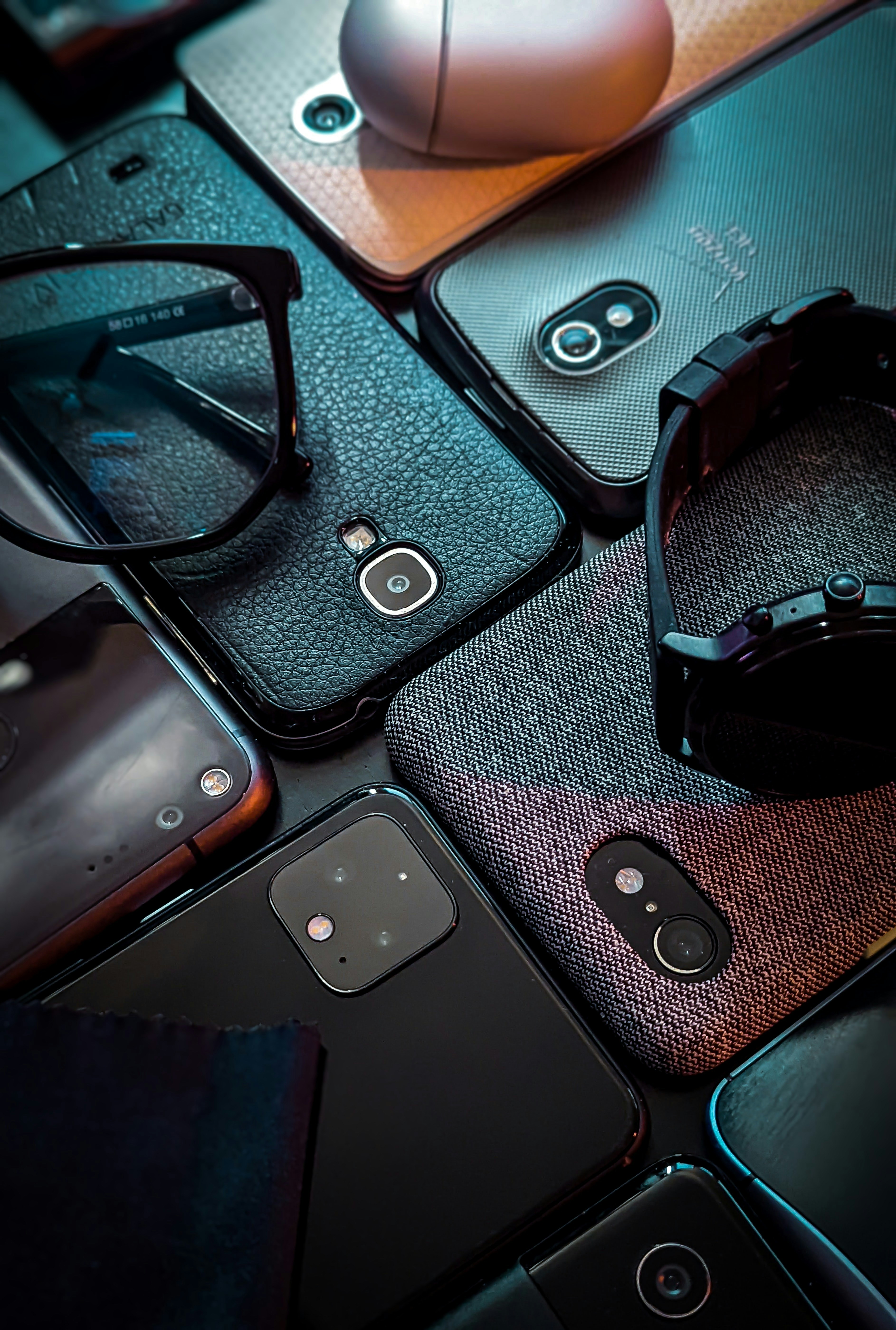 a close up of a car's steering wheel