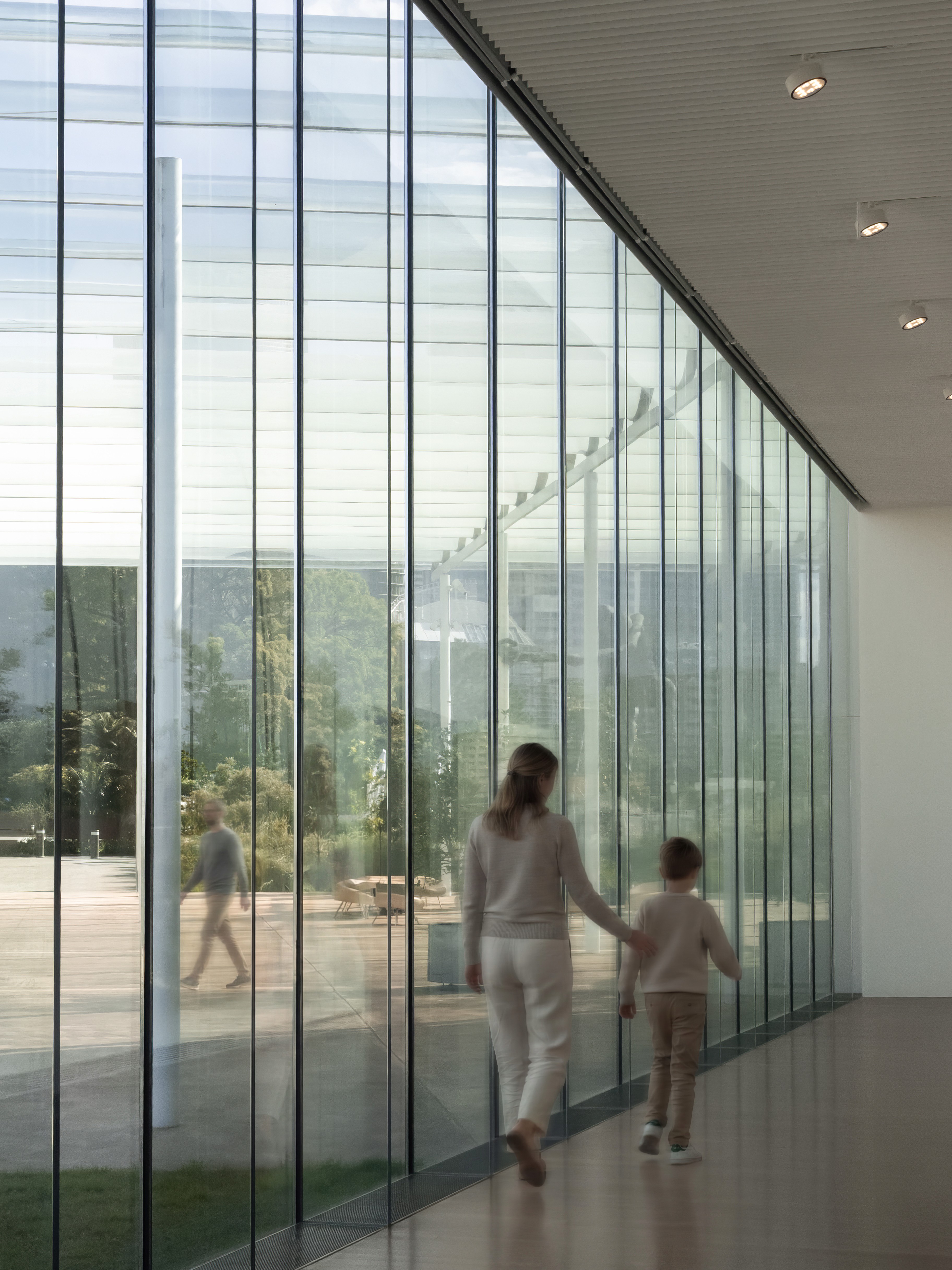 Sydney Modern's openness extends beyond its architecture to the experience it creates. Continuous views, natural light, and intuitive circulation encourage visitors to move comfortably through the space, transforming the gallery into a welcoming public destination.