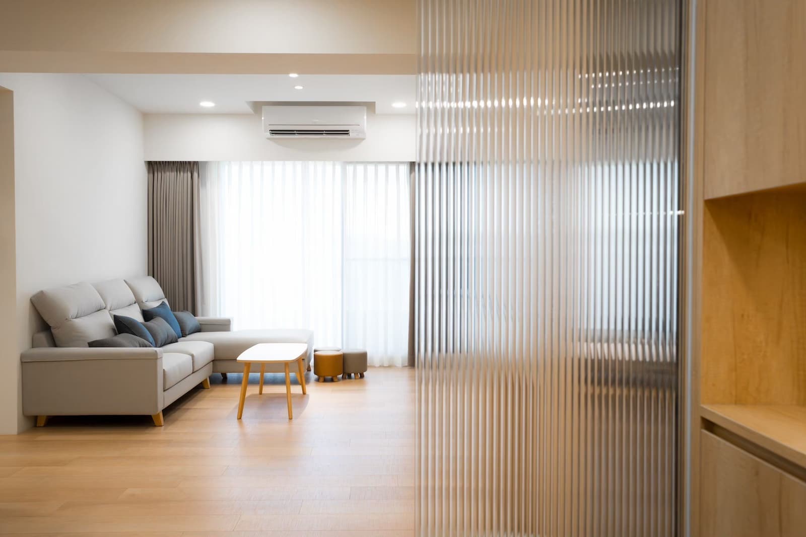 屋研所輕裝修｜北歐風客廳實景，長虹玻璃屏風、淺木地板與灰色布沙發