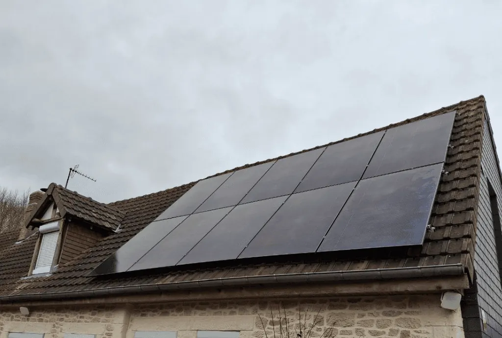 Photo d'une maison à Clef-Vallée-d'Eure équipée de panneaux photovoltaïques dont l'installation a été faite par Solarock.