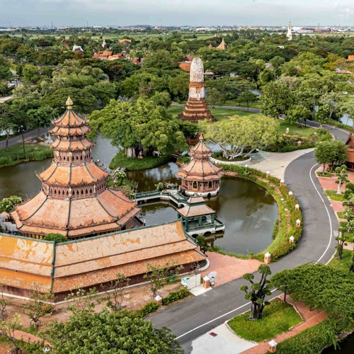 俯瞰公园的景色，园内有传统的多层宝塔、一个湖泊、蜿蜒的小径和郁郁葱葱的绿地。