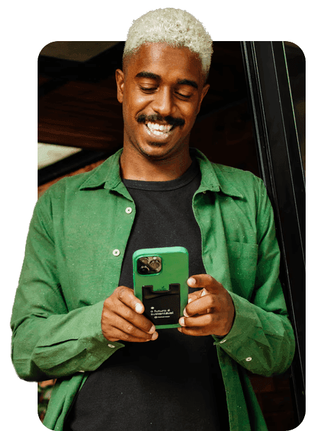 Usuário interagindo com o aplicativo no smartphone, representando economia e experiência digital da Metha Energia