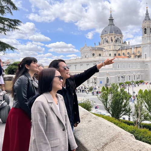 Madrid sokaklarında yürüyen grup.