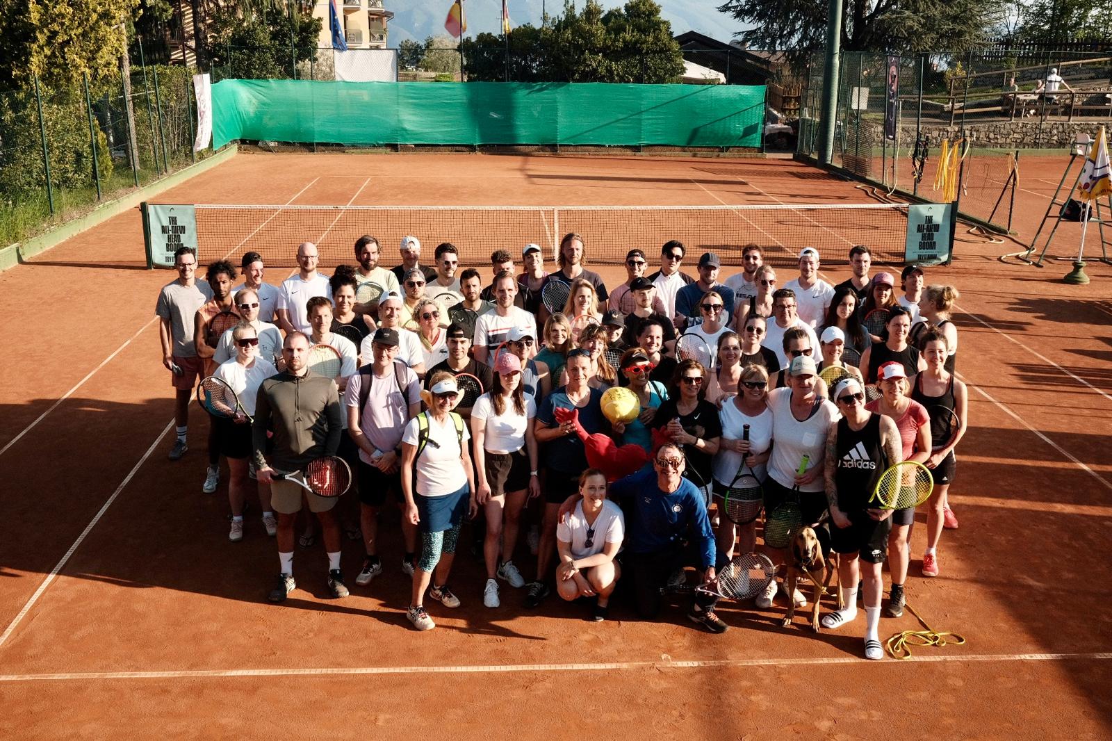 Tennismeisterei Firmenevents Gruppenbild der Teilnehmer:innen
