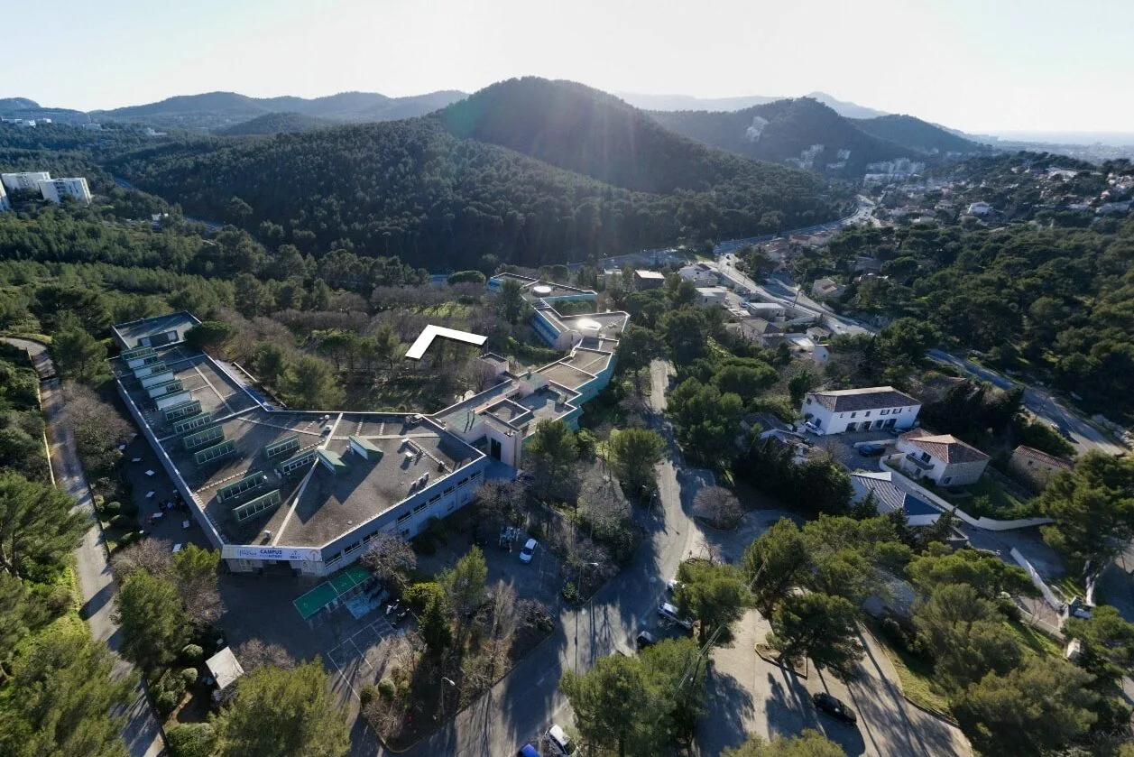 photo extérieur du campus de l'école pratique durant sa journée portes ouvertes