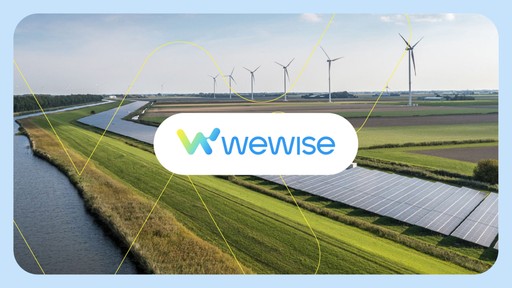 Visuel de la marque Wewise, spécialiste des énergies renouvelables. Le logo de l'entreprise est placé au centre d'une photo de paysage avec un champ de panneaux solaires et des éoliennes.