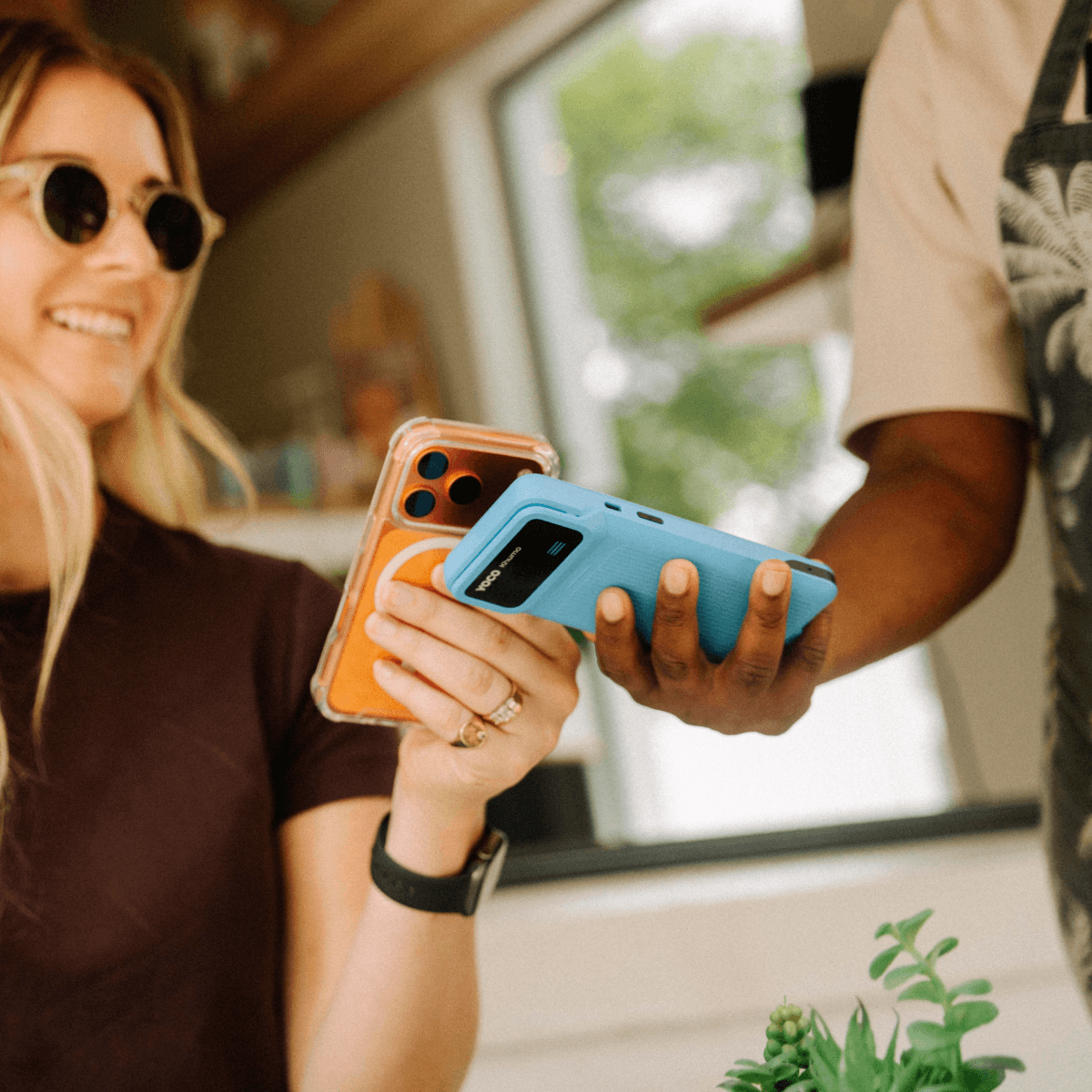 A women paying on the Khumo 2 point of sale using her smartphone