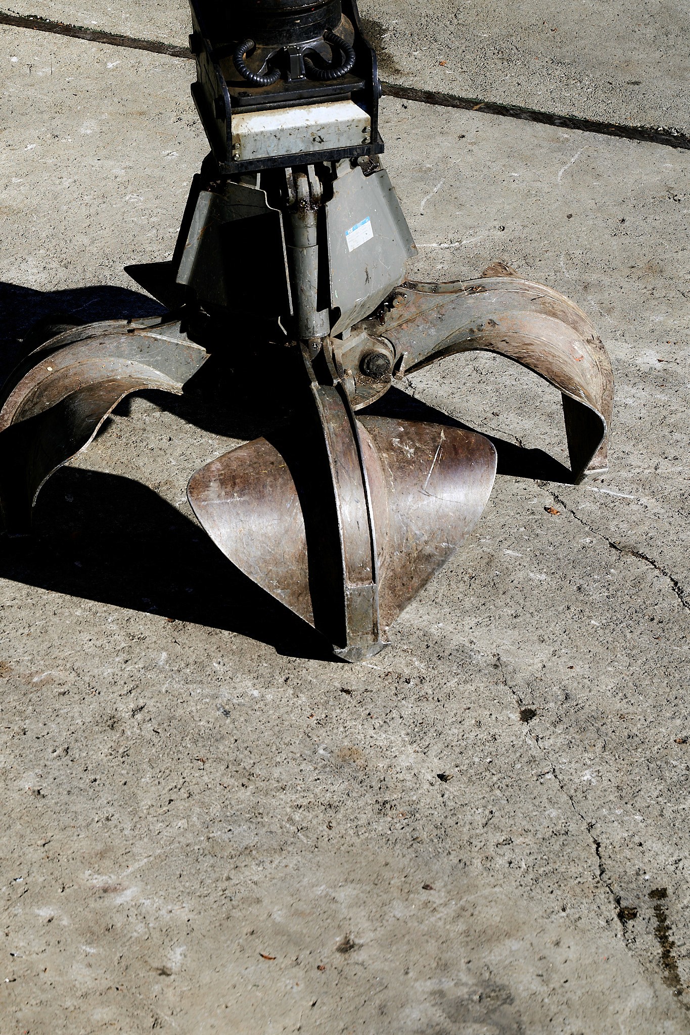 Nahaufnahme einer metallenen Greifklaue. Schweres Gerät zum Heben und Bewegen von Gegenständen.