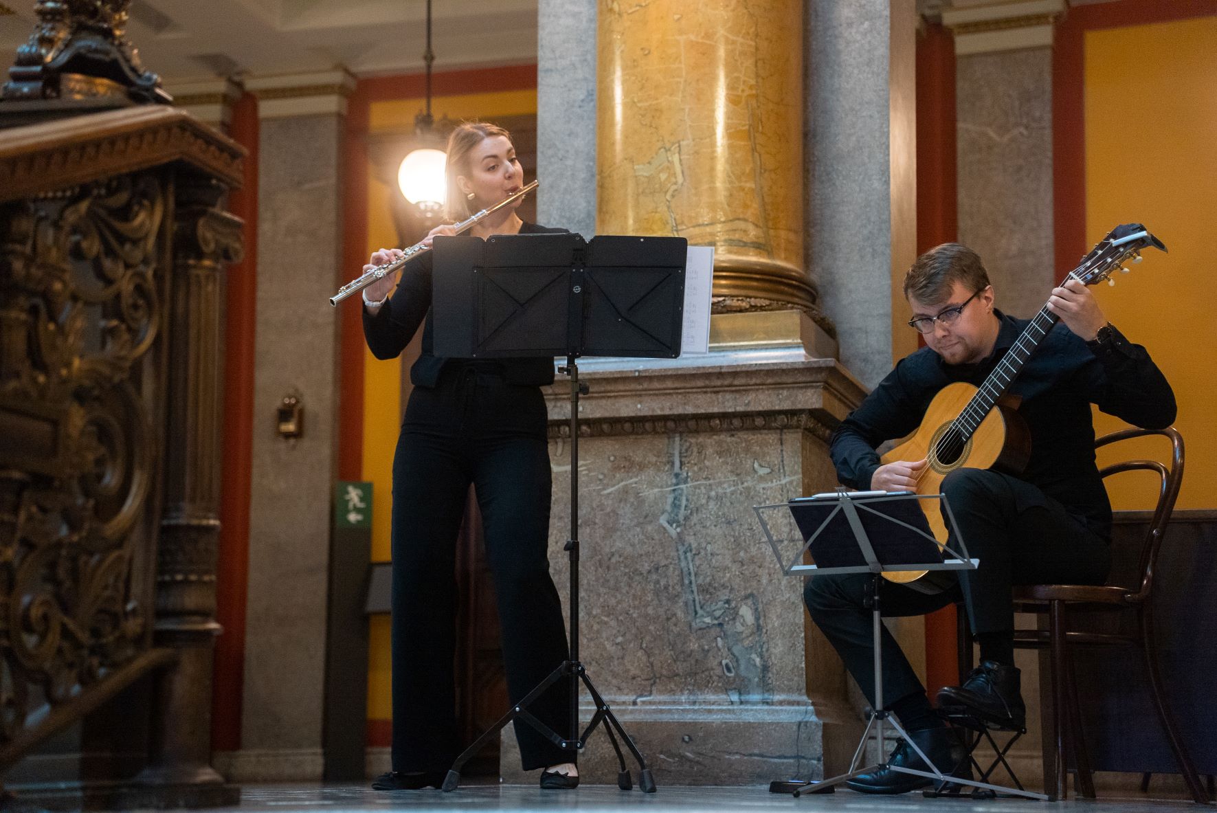 Emilia Karhi soittamassa huilua