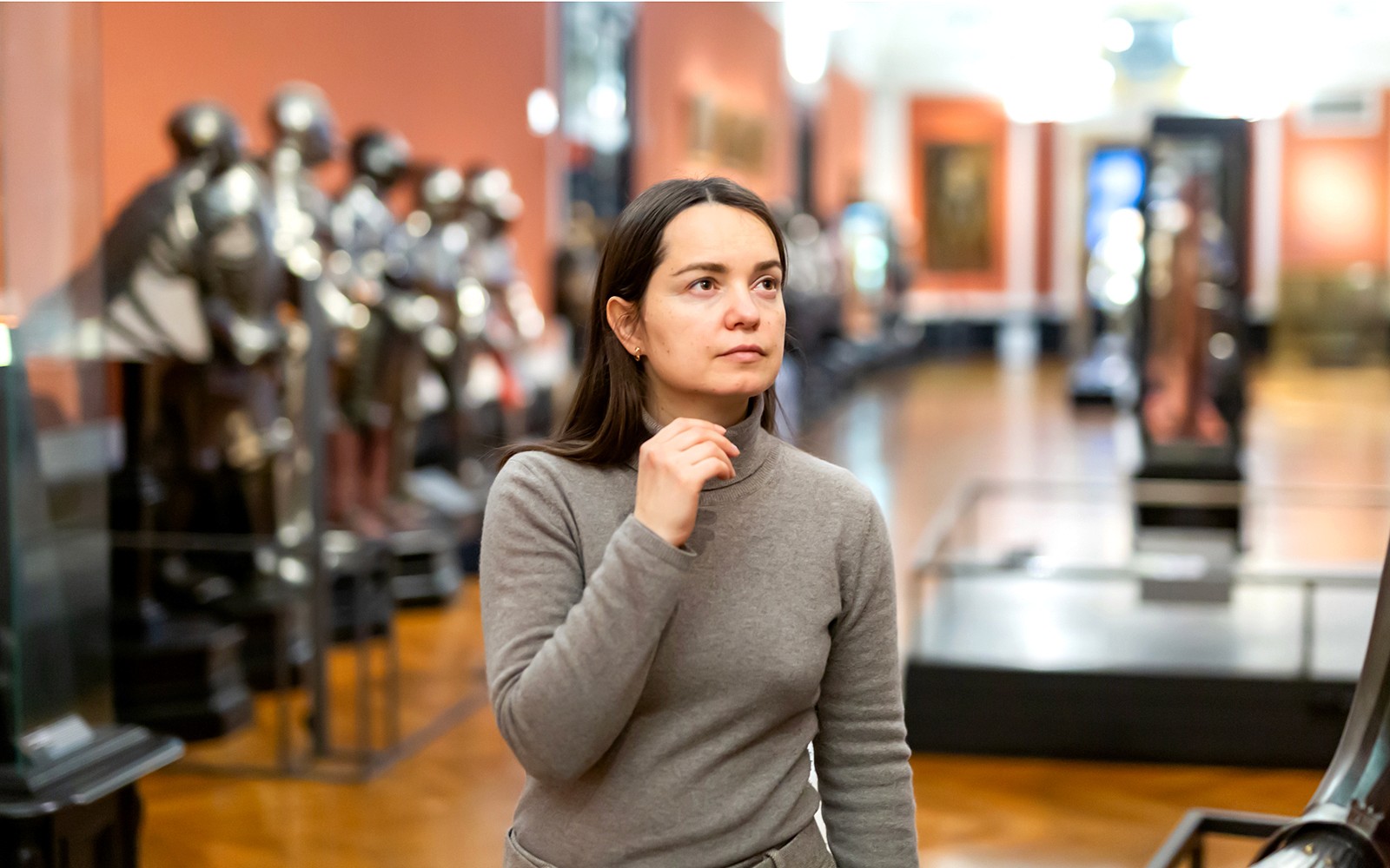 访客正在探索维也纳霍夫堡皇宫的茜茜公主博物馆。