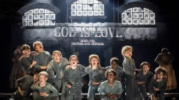 Deze nieuwe productie van de geliefde klassieker Oliver! voelt zich inmiddels helemaal thuis in het Gielgud Theatre in Londen.