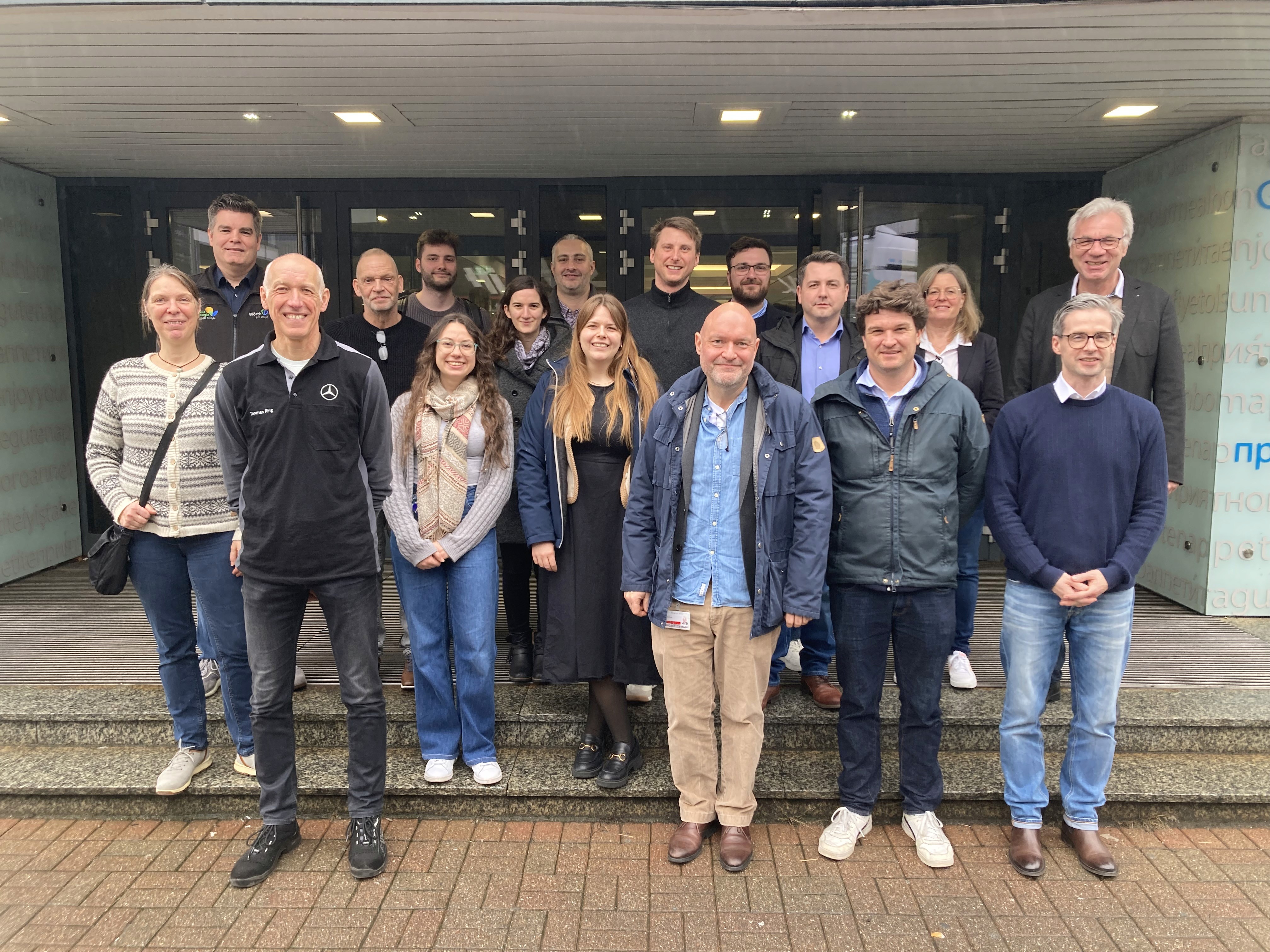 Vertreter*innen des Forschungsprojekts DEKAPALATIN stehen zusammen vor einem Gebäude