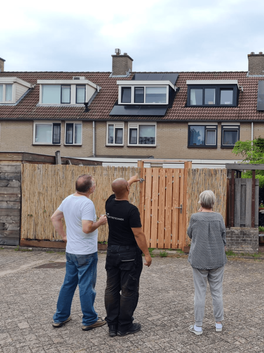 A+ Elektrotechniek eigenaar geeft klanten advies over zonnepanelen.