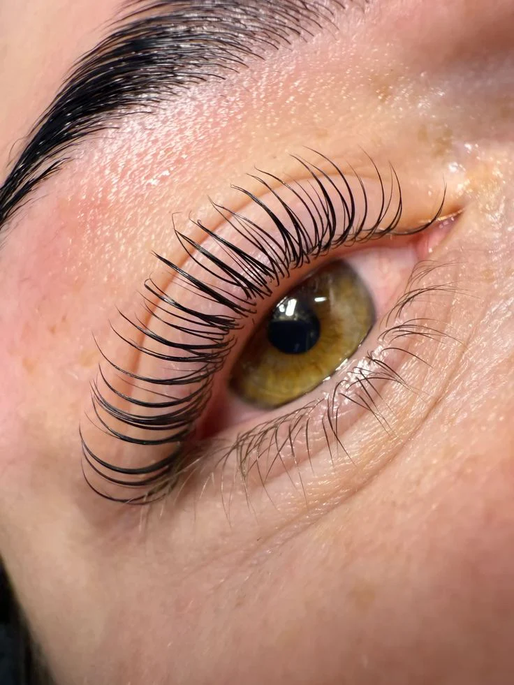 Detail korejského lash liftingu s úpravou řas během salonního ošetření.
