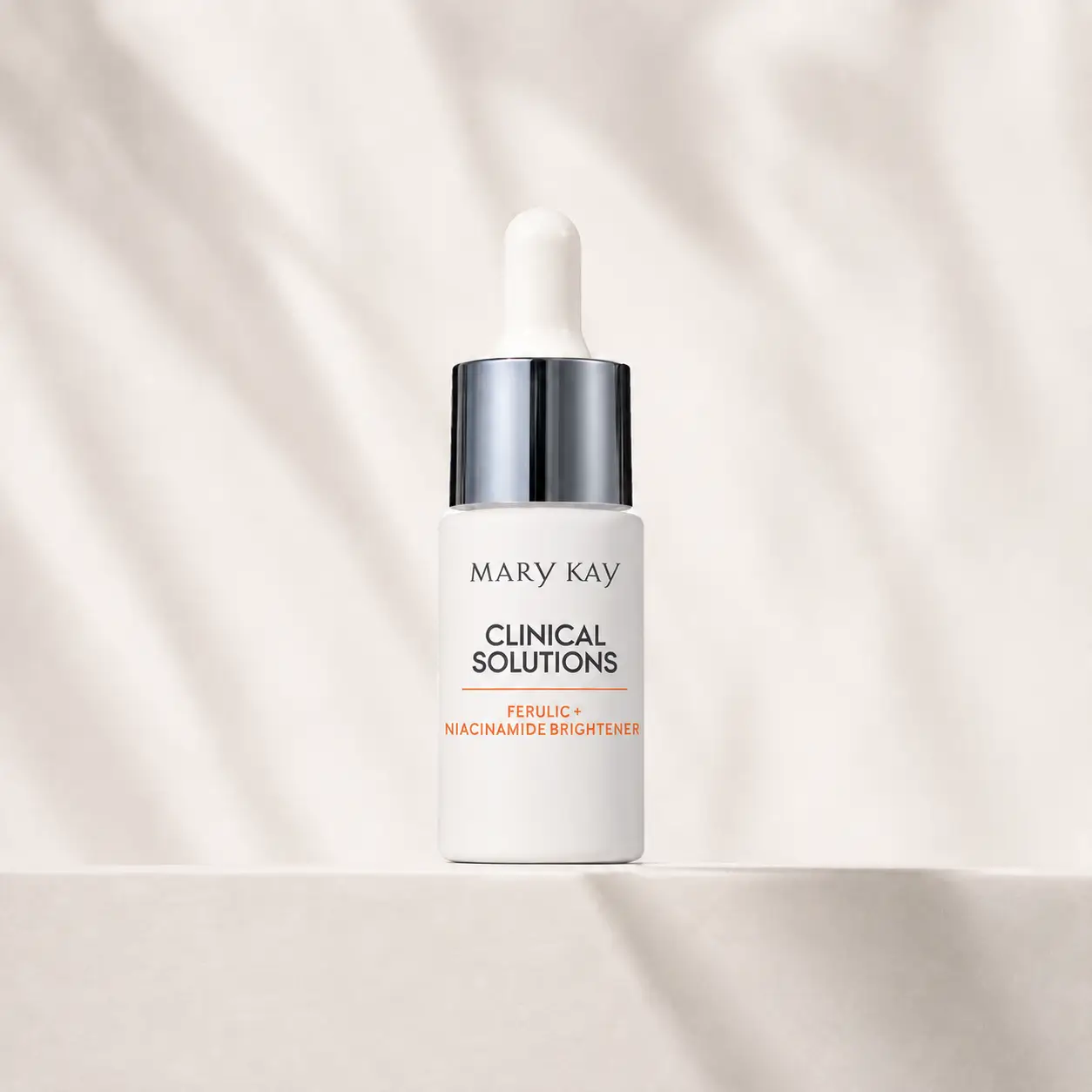 Produtos da linha Mary Kay Clinical Solutions em composição clara